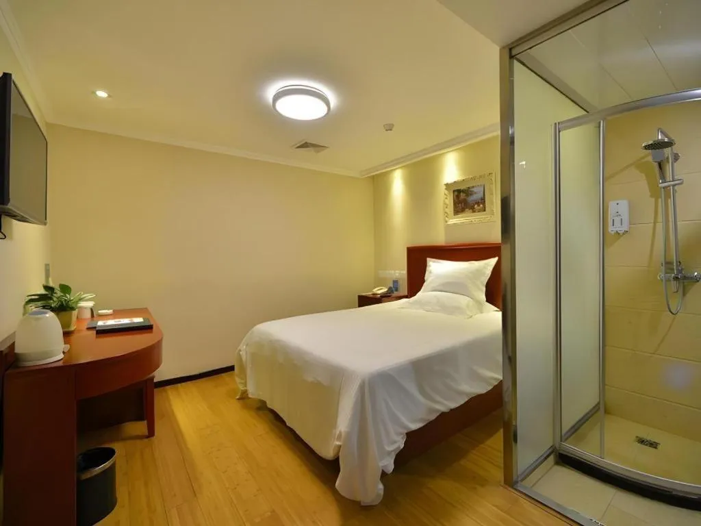 Bed in GreenTree Inn West Railway Station North Square Hotel