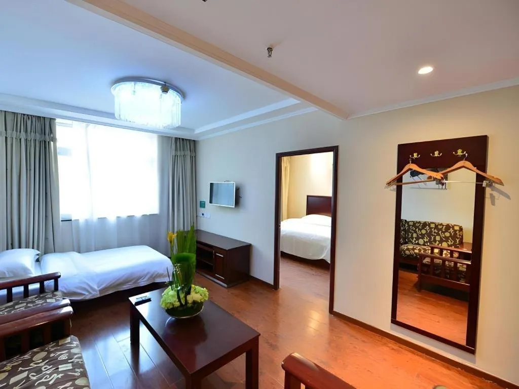 Bed in GreenTree Inn West Railway Station North Square Hotel