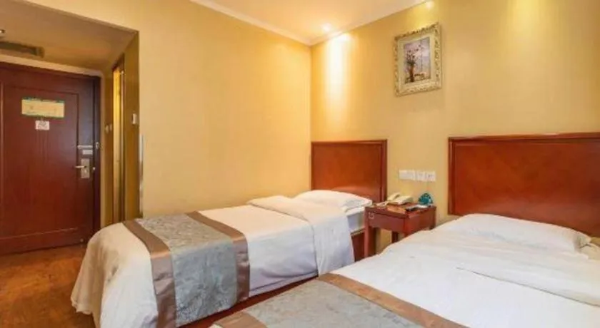 Bed in GreenTree Inn West Railway Station North Square Hotel
