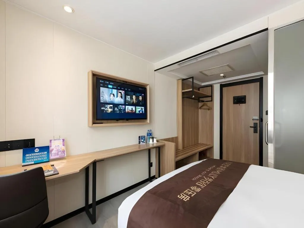 Bed in GreenTree Inn West Railway Station North Square Hotel