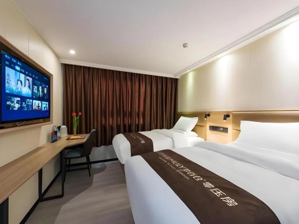 Bed in GreenTree Inn West Railway Station North Square Hotel