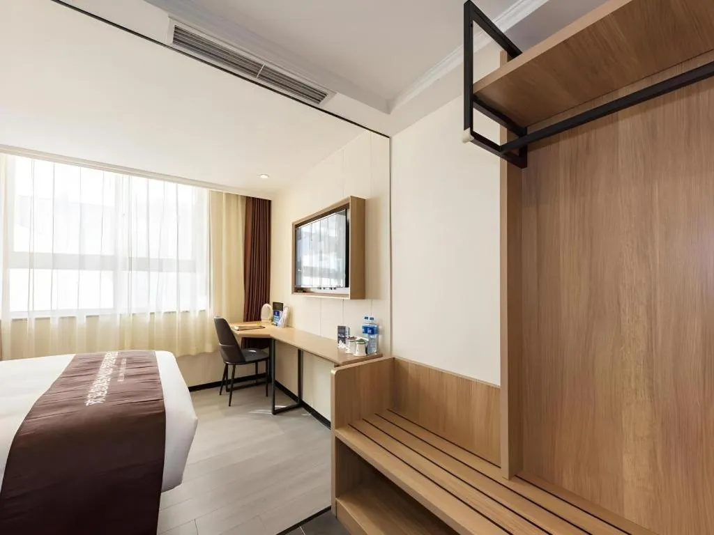 Bed in GreenTree Inn West Railway Station North Square Hotel