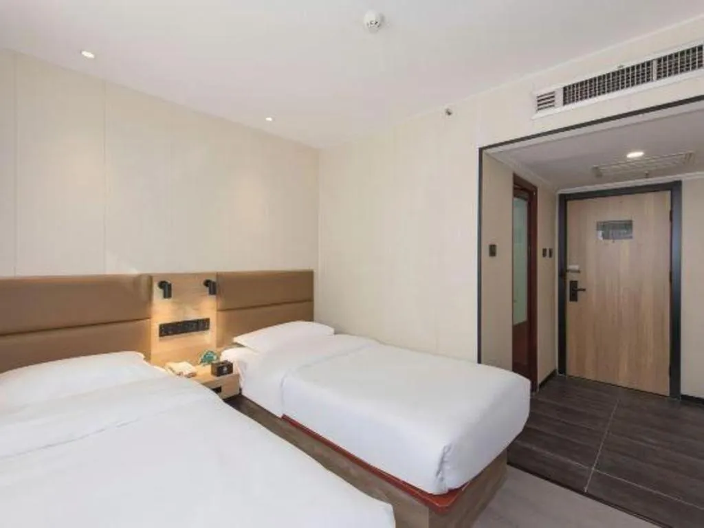 Bed in GreenTree Inn West Railway Station North Square Hotel