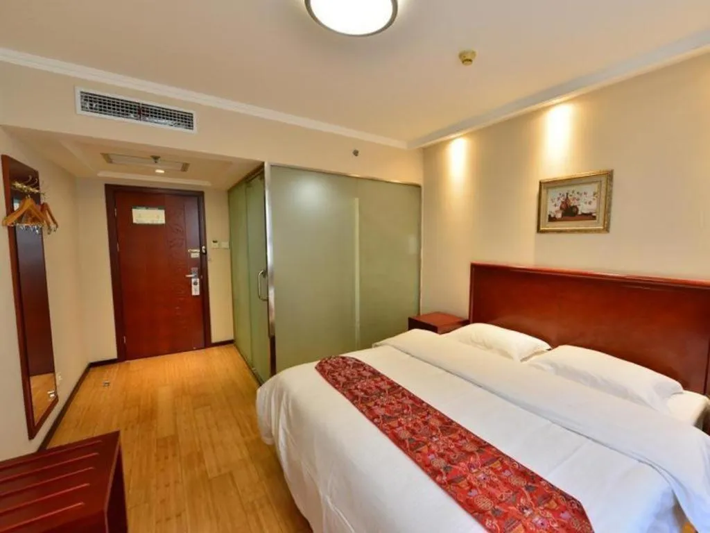 Bed in GreenTree Inn West Railway Station North Square Hotel