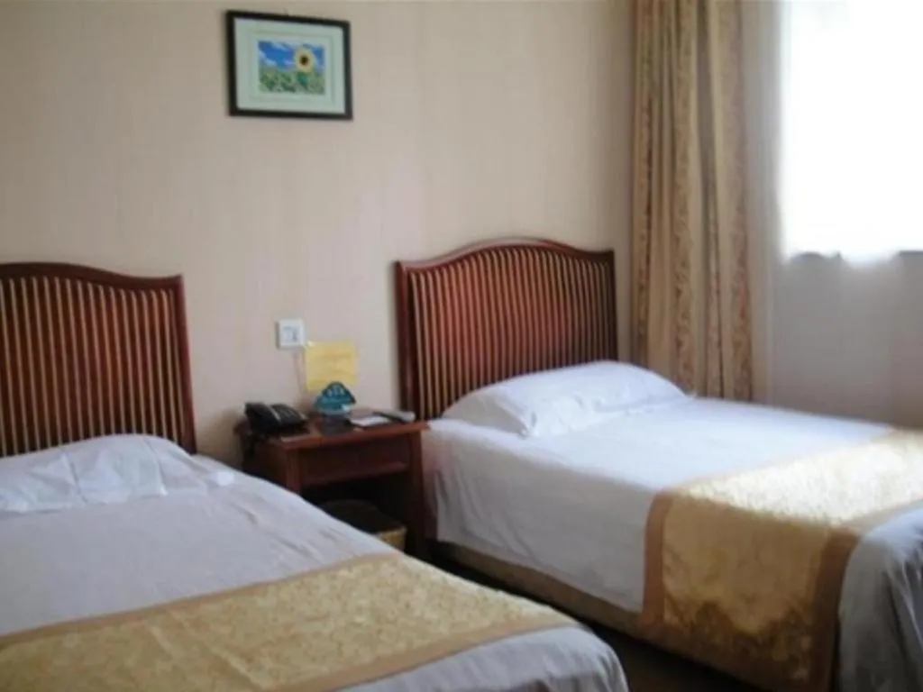 Bed in GreenTree Inn West Railway Station North Square Hotel