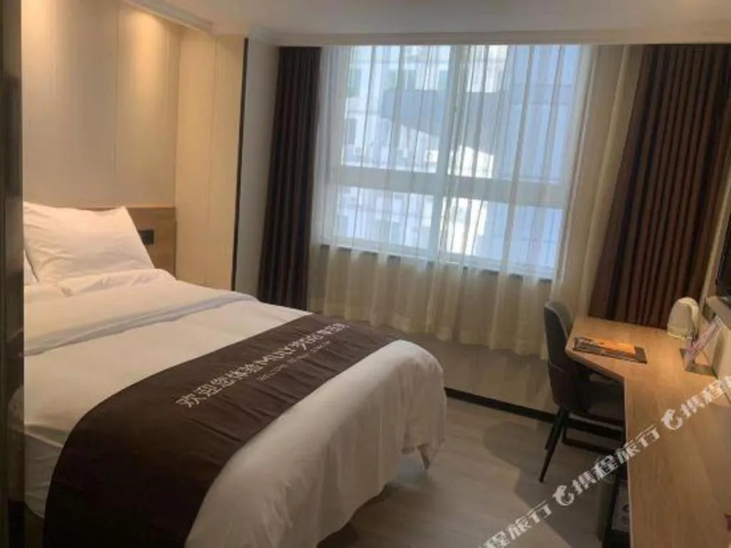 Bed in GreenTree Inn West Railway Station North Square Hotel