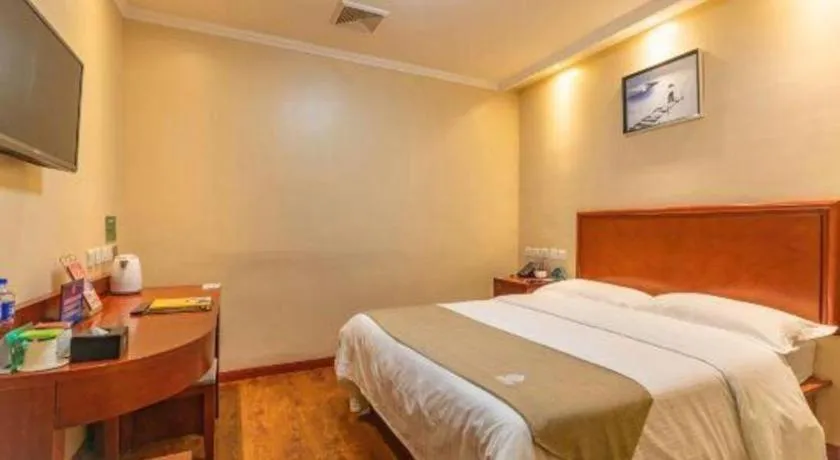 Bed in GreenTree Inn West Railway Station North Square Hotel