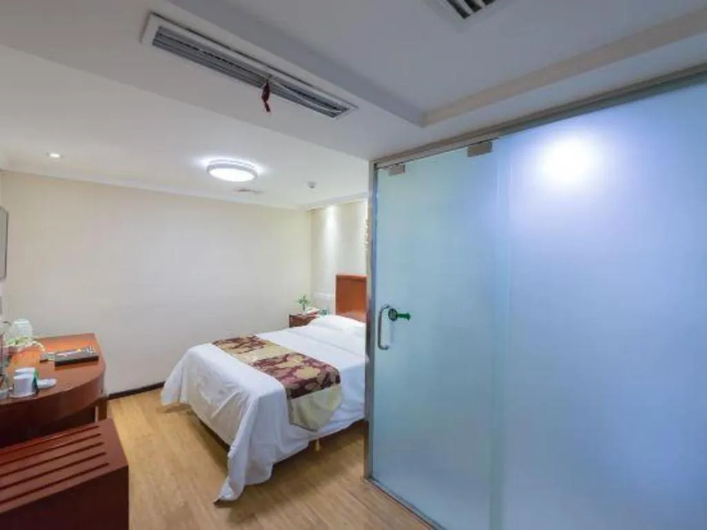 Bed in GreenTree Inn West Railway Station North Square Hotel