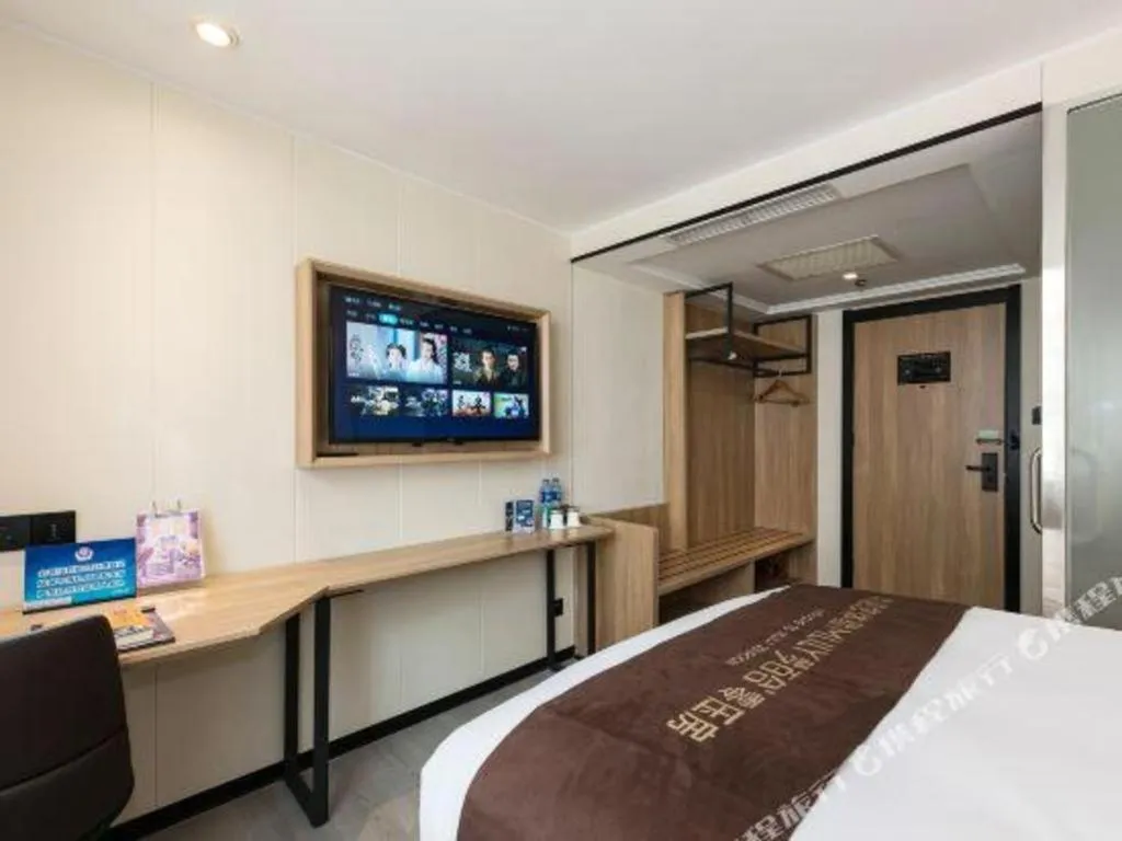 Bed in GreenTree Inn West Railway Station North Square Hotel