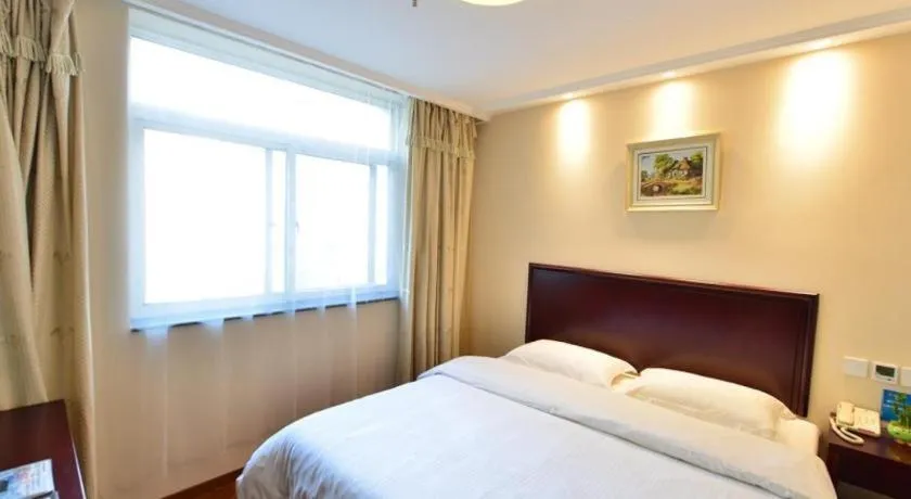 Bed in GreenTree Inn West Railway Station North Square Hotel