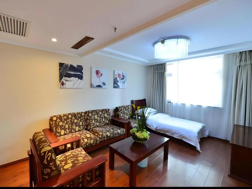 Bed in GreenTree Inn West Railway Station North Square Hotel