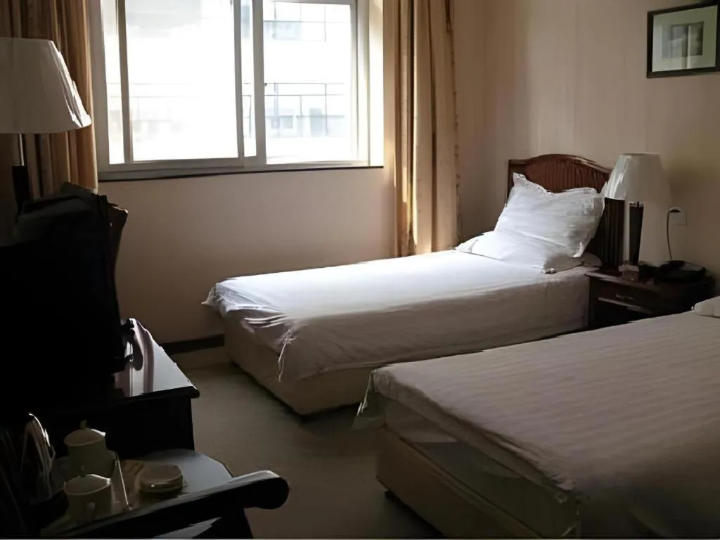 Bed in GreenTree Inn West Railway Station North Square Hotel