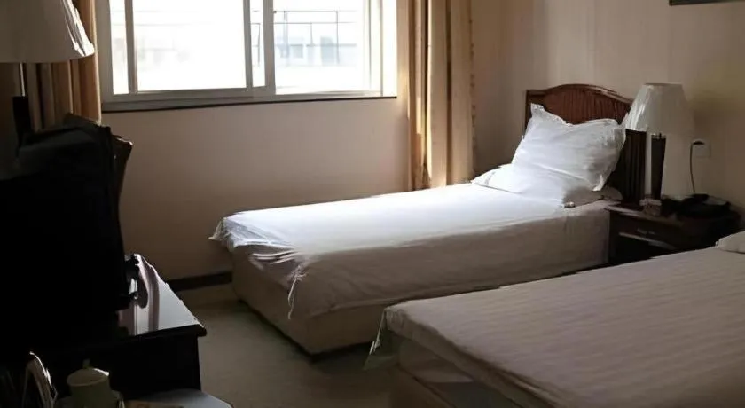 Bed in GreenTree Inn West Railway Station North Square Hotel