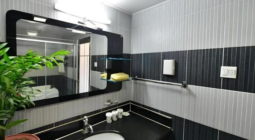 GreenTree Inn West Railway Station North Square Hotel