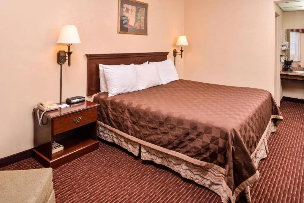Bed in Americas Best Value Inn Alliance