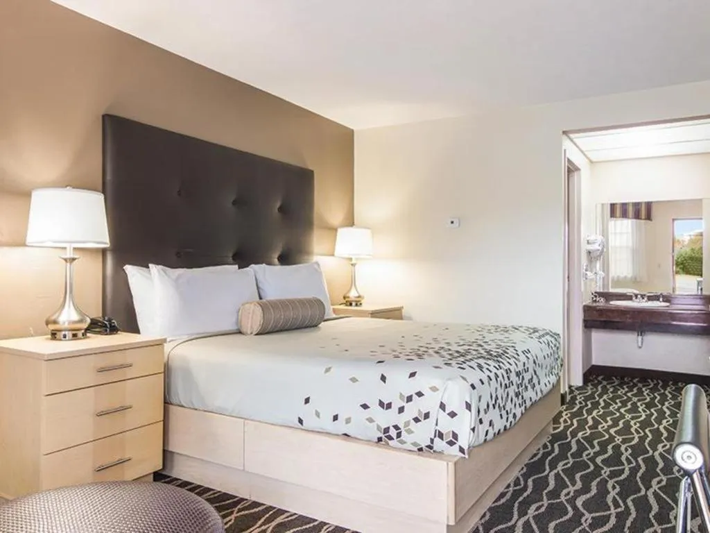 Bed in Americas Best Value Inn Alliance