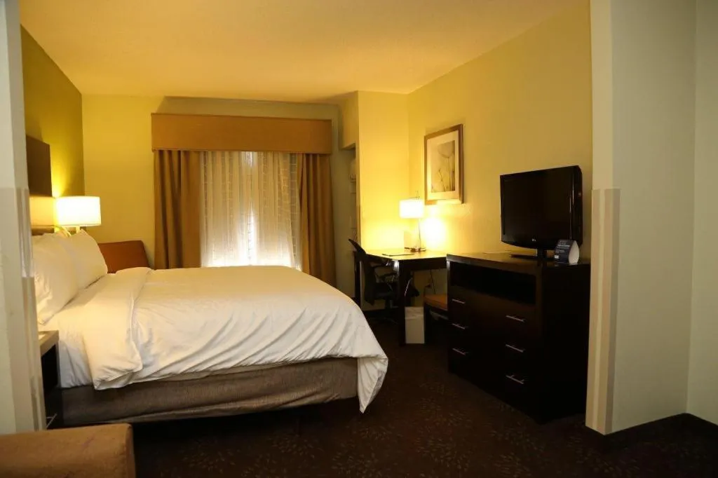 Bed in Holiday Inn Express Hotel & Suites Cleveland - Ms By IHG