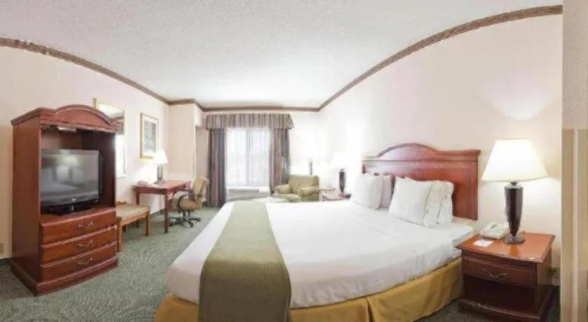 Bed in Holiday Inn Express Hotel & Suites Cleveland - Ms By IHG