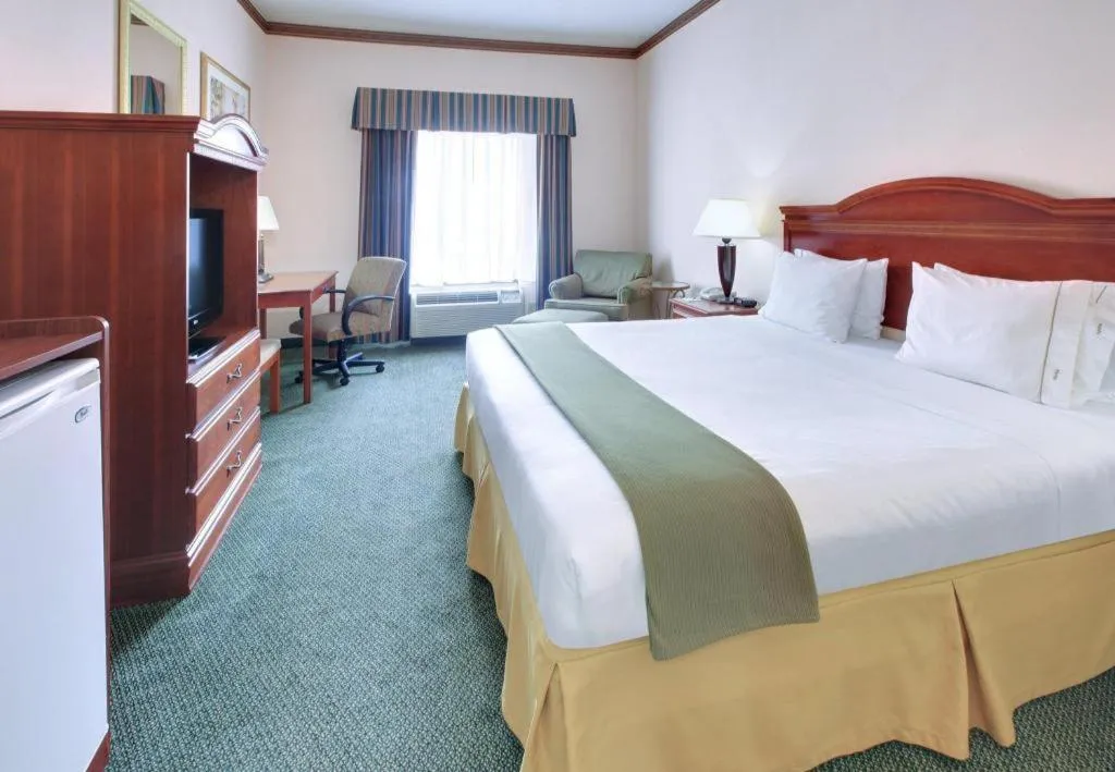 Bed in Holiday Inn Express Hotel & Suites Cleveland - Ms By IHG
