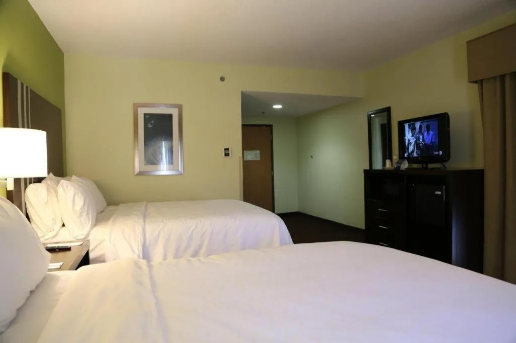 Bed in Holiday Inn Express Hotel & Suites Cleveland - Ms By IHG