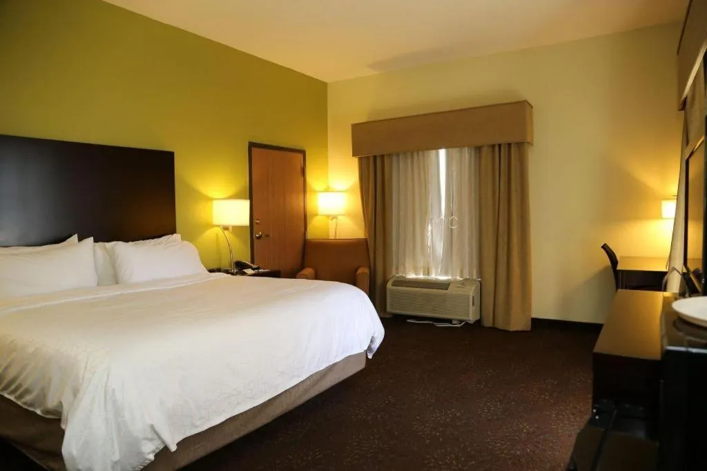 Bed in Holiday Inn Express Hotel & Suites Cleveland - Ms By IHG