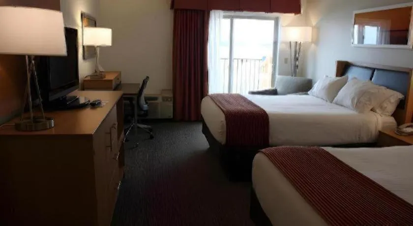 Bed in Holiday Inn Express Munising-Lakeview Hotel By IHG