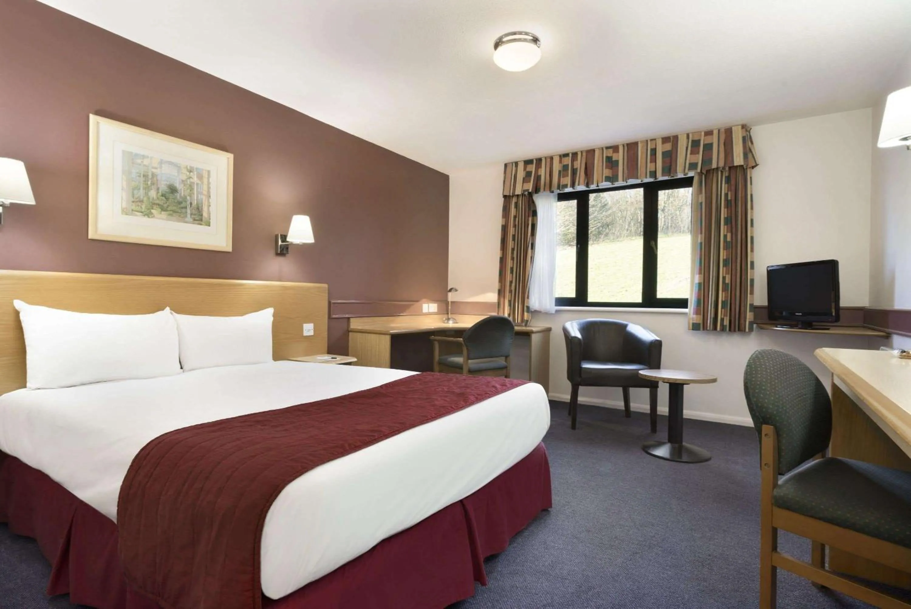 Photo of the whole room, Bed in Days Inn Hotel Membury
