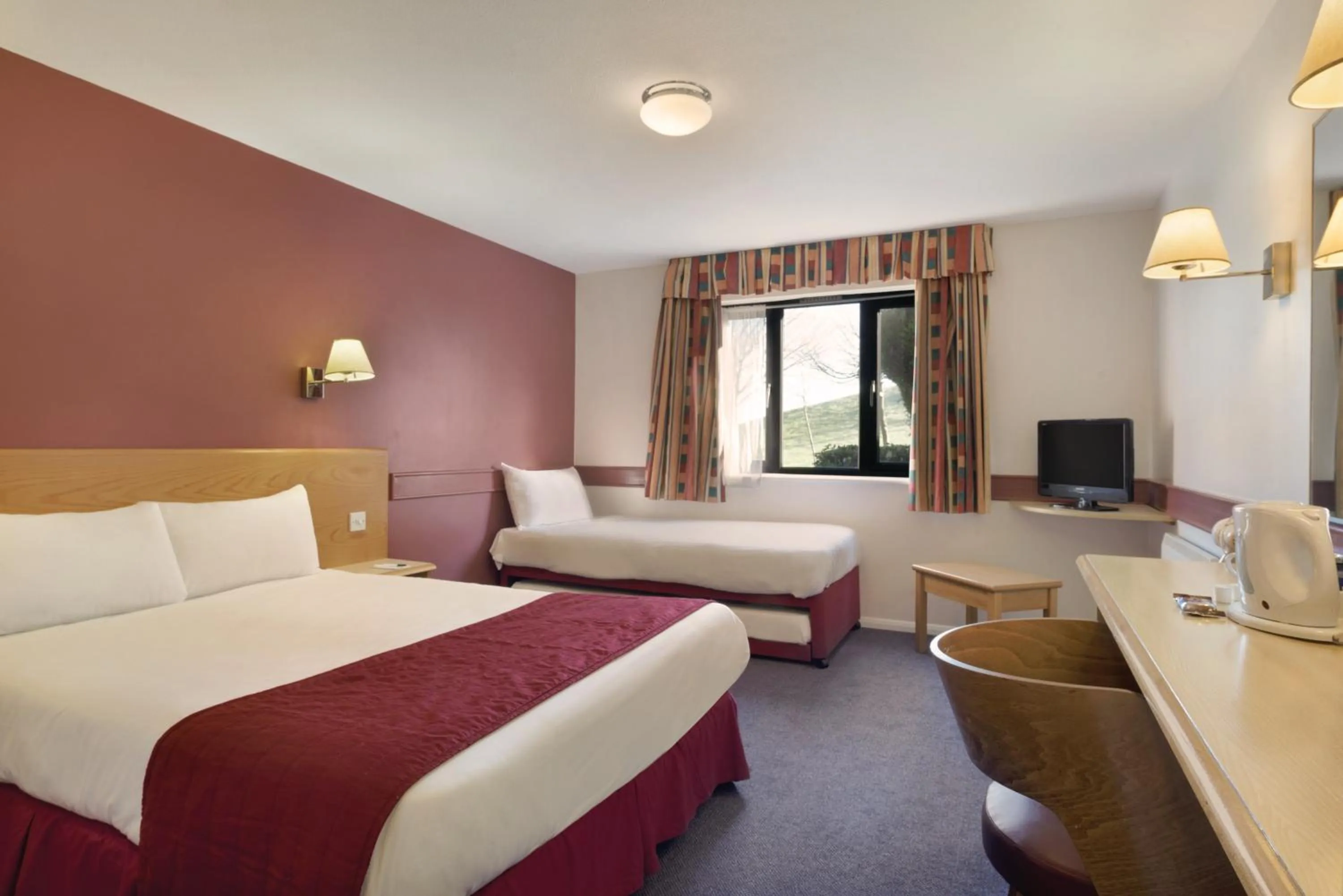 Photo of the whole room, Bed in Days Inn Hotel Membury