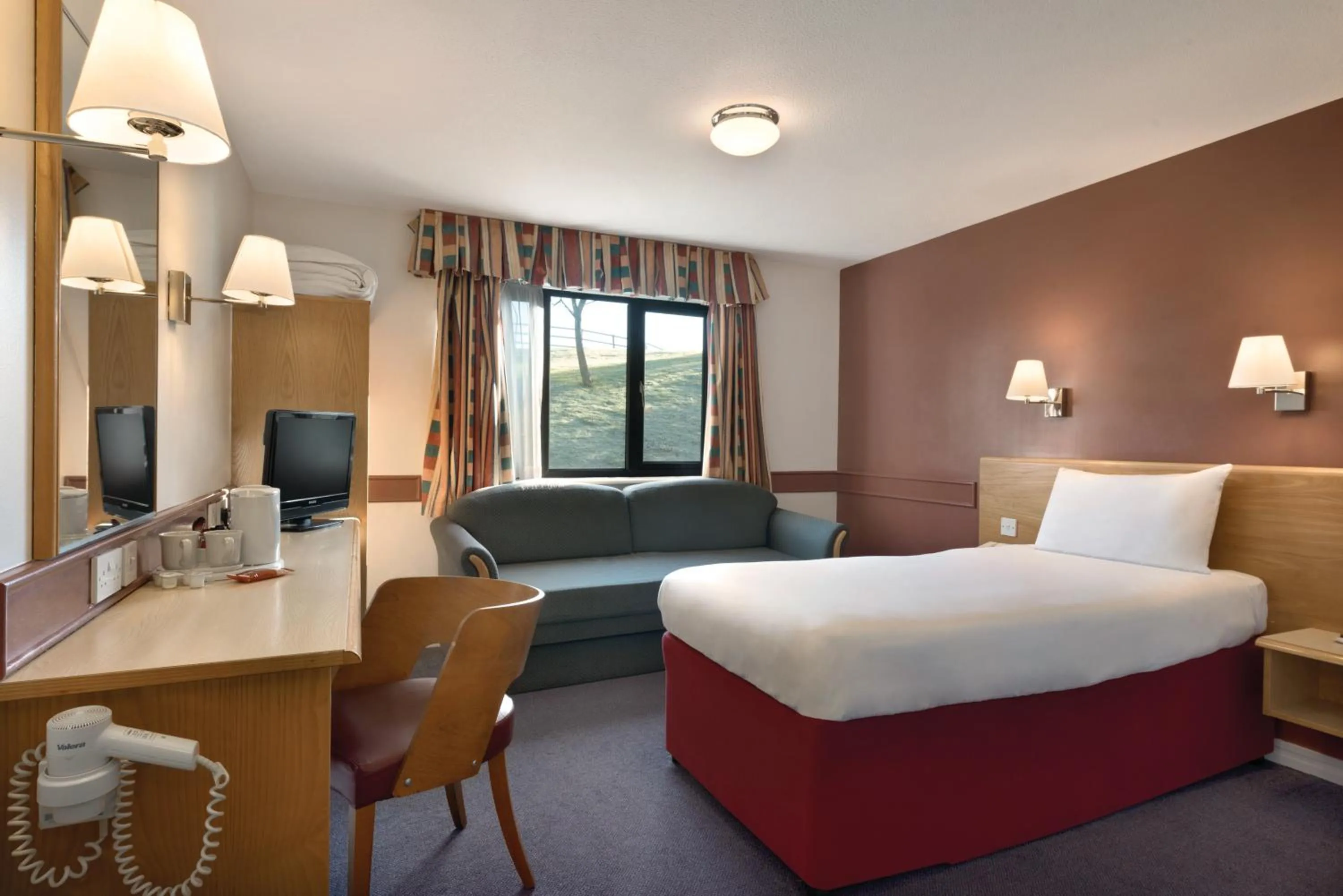 Photo of the whole room, Bed in Days Inn Hotel Membury
