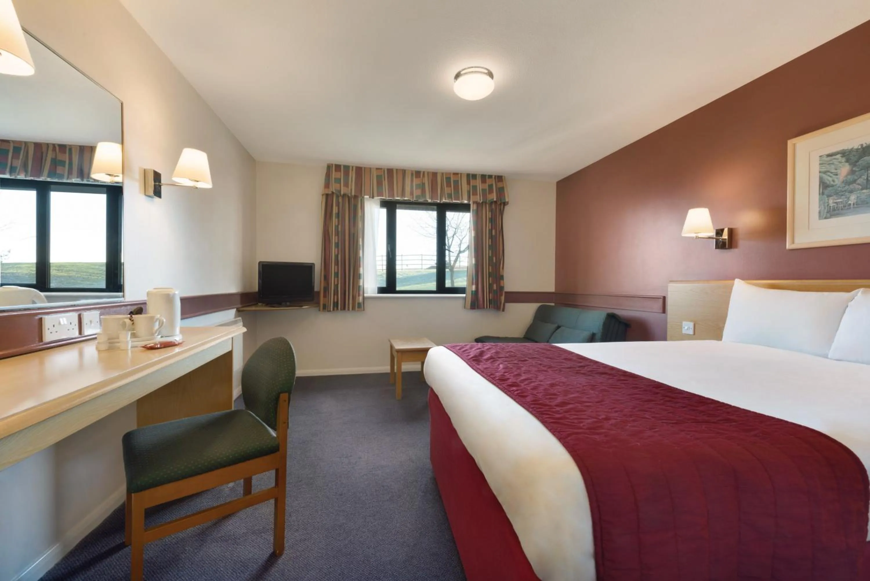 Photo of the whole room, Bed in Days Inn Hotel Membury