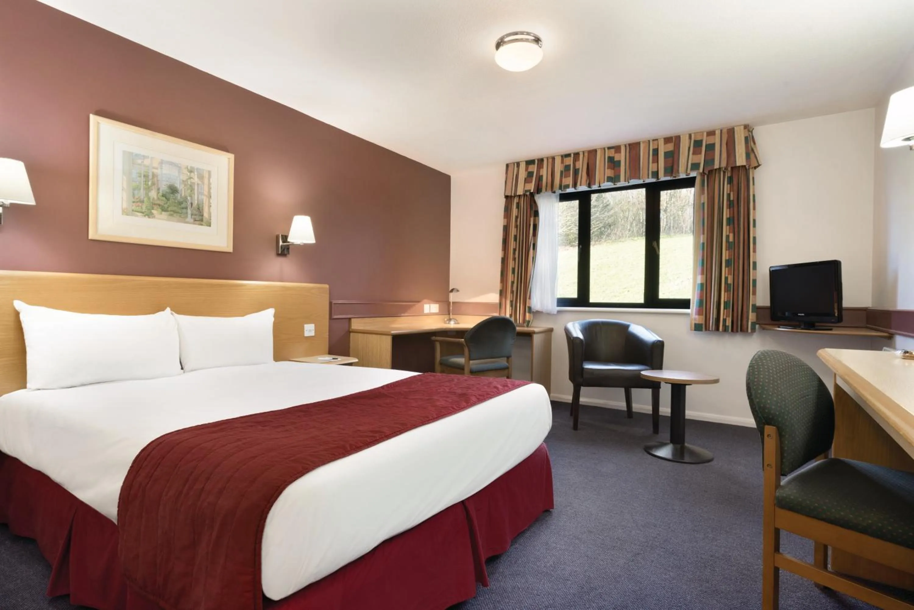 Photo of the whole room, Bed in Days Inn Hotel Membury
