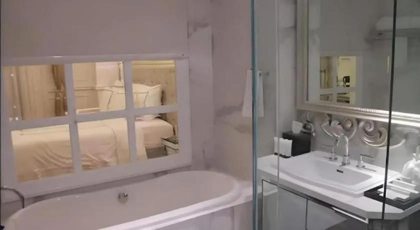 Bed in Lafayette Boutique Hotel