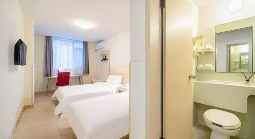 Bed in Jinjiang Inn Guangzhou Liwan Caihongqiao Metro Station