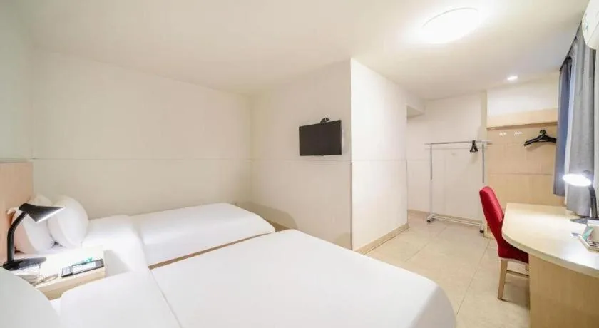 Bed in Jinjiang Inn Guangzhou Liwan Caihongqiao Metro Station