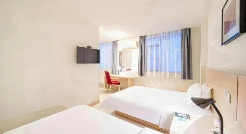 Bed in Jinjiang Inn Guangzhou Liwan Caihongqiao Metro Station