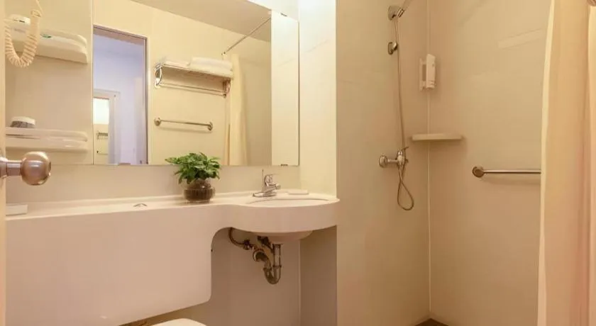 Jinjiang Inn Guangzhou Liwan Caihongqiao Metro Station