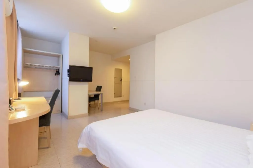 Bed in Jinjiang Inn Guangzhou Liwan Caihongqiao Metro Station