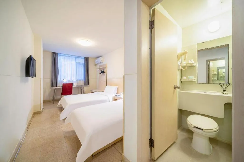 Bed in Jinjiang Inn Guangzhou Liwan Caihongqiao Metro Station