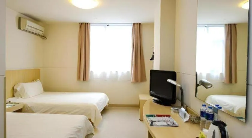 Bed in Jinjiang Inn Guangzhou Liwan Caihongqiao Metro Station