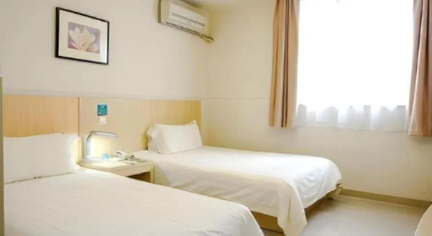 Bed in Jinjiang Inn Guangzhou Liwan Caihongqiao Metro Station