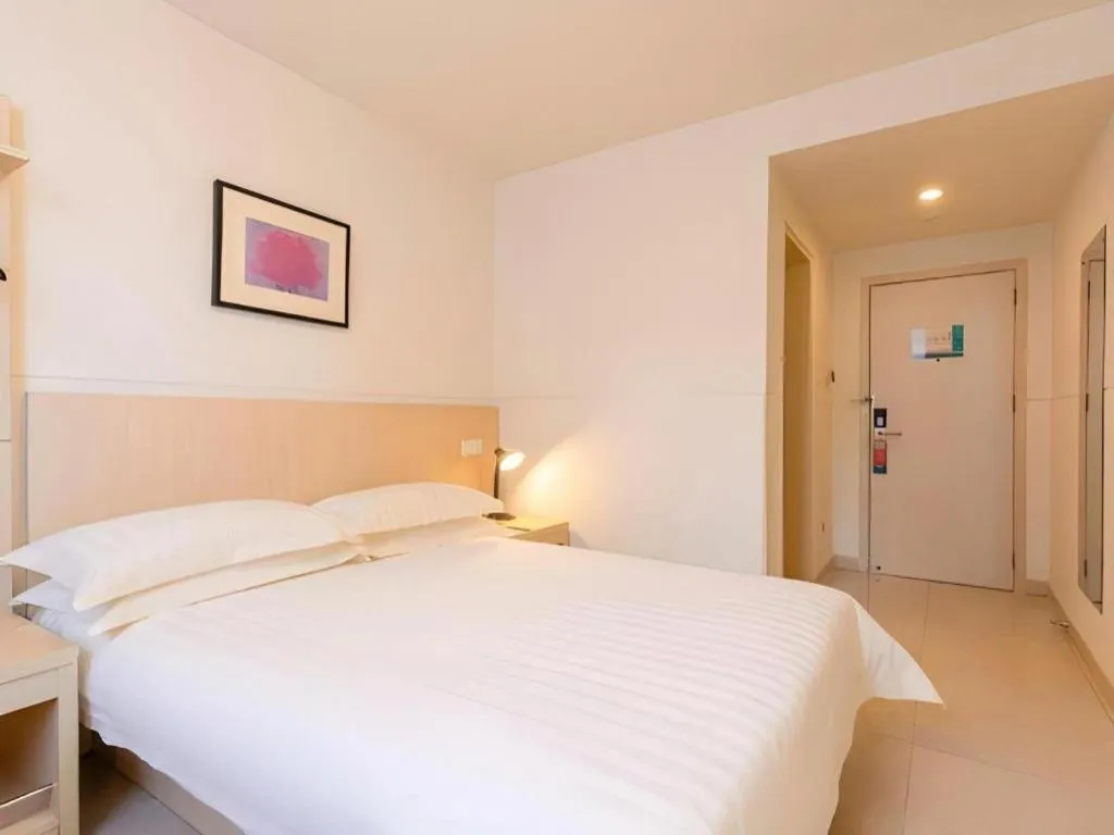 Bed in Jinjiang Inn Guangzhou Liwan Caihongqiao Metro Station