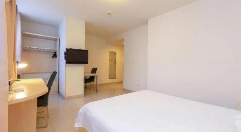 Bed in Jinjiang Inn Guangzhou Liwan Caihongqiao Metro Station