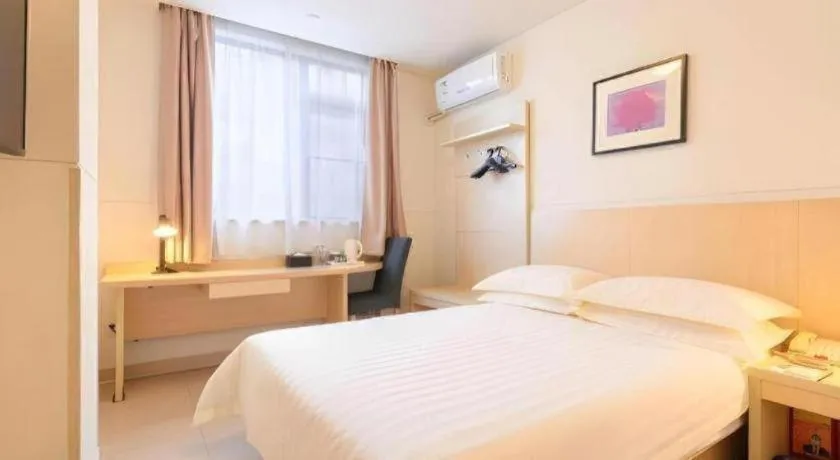 Bed in Jinjiang Inn Guangzhou Liwan Caihongqiao Metro Station