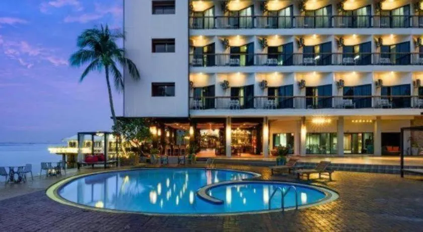 The Loft Seaside Sriracha Hotel