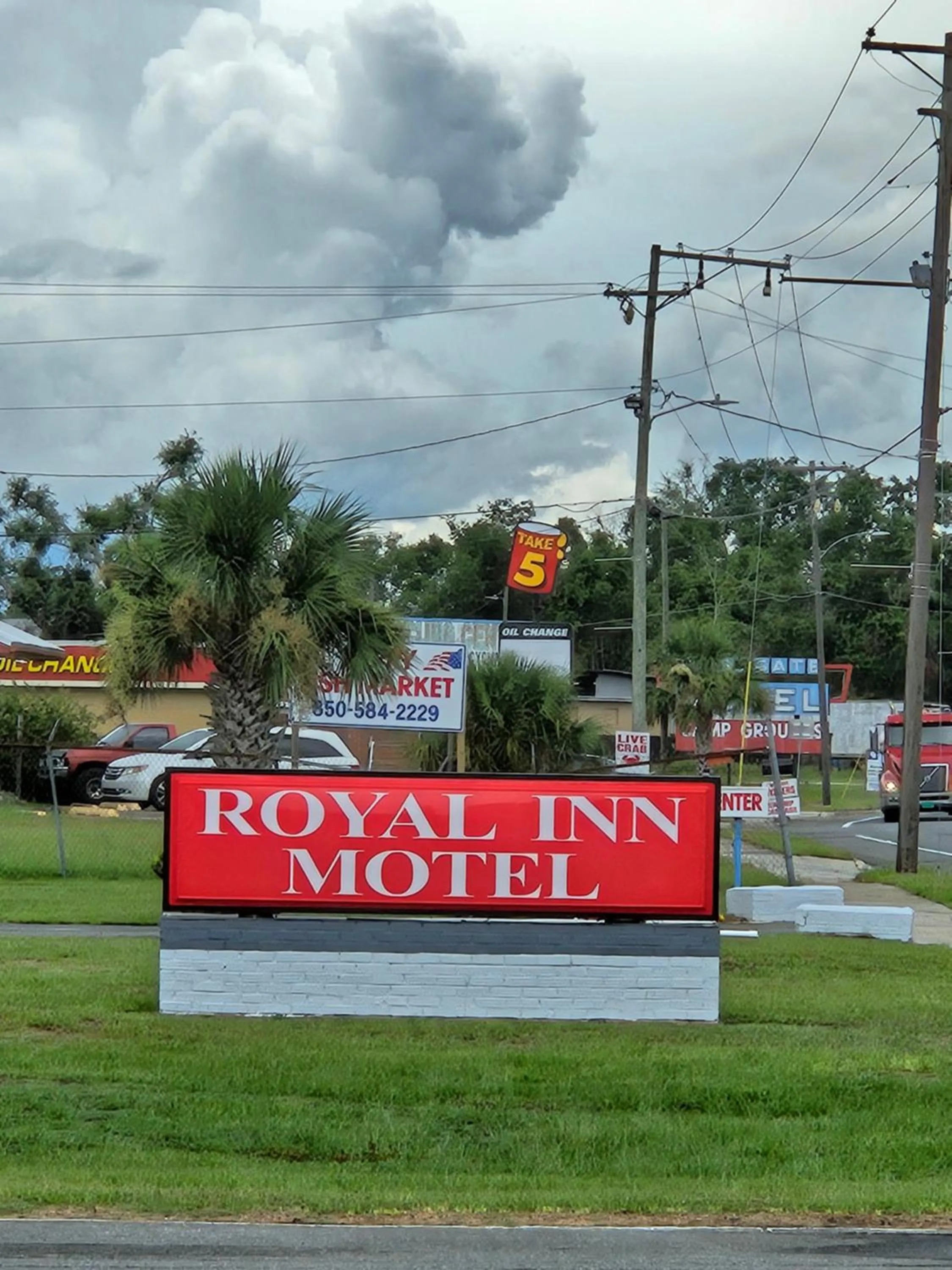 Property building in Royal Inn Motel