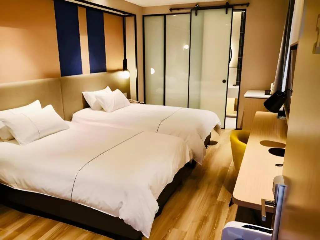 Bed in Magnotel Hotel Shanghai Jinjiang Park Branch