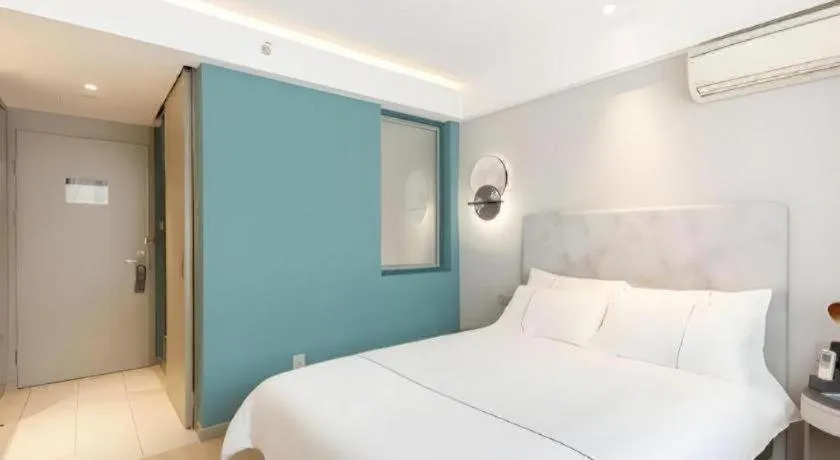 Bed in Magnotel Hotel Shanghai Jinjiang Park Branch