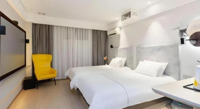 Bed in Magnotel Hotel Shanghai Jinjiang Park Branch