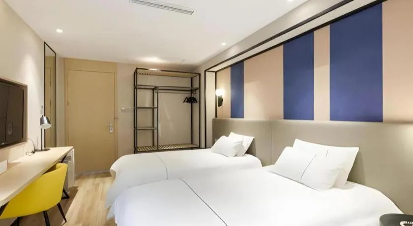 Bed in Magnotel Hotel Shanghai Jinjiang Park Branch