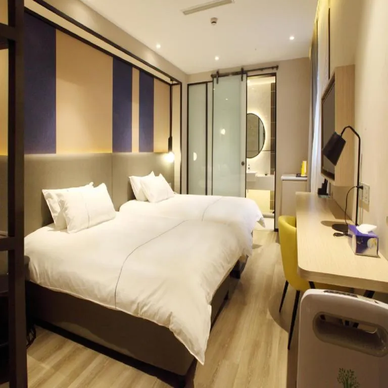 Bed in Magnotel Hotel Shanghai Jinjiang Park Branch